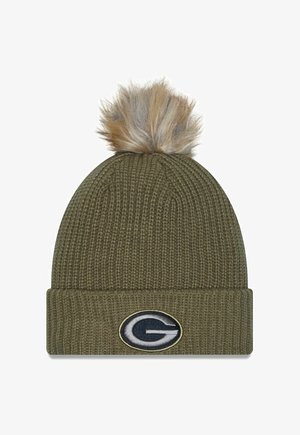 Olivgrüne Strickmütze mit umgeschlagenem Saum, ausgestattet mit einem Kunstfell-Pompon oben und einem bestickten ovalen Logo auf der Vorderseite.