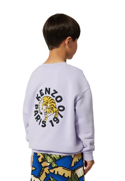 Sweatshirt lilas avec un grand tigre brodé et le texte "KENZO PARIS 1980" au dos ; présente des poignets côtelés et un col rond.
