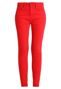 Jeans skinny rojos hechos de algodón elástico, con un diseño clásico de cinco bolsillos, trabillas para cinturón y una textura suave y uniforme.