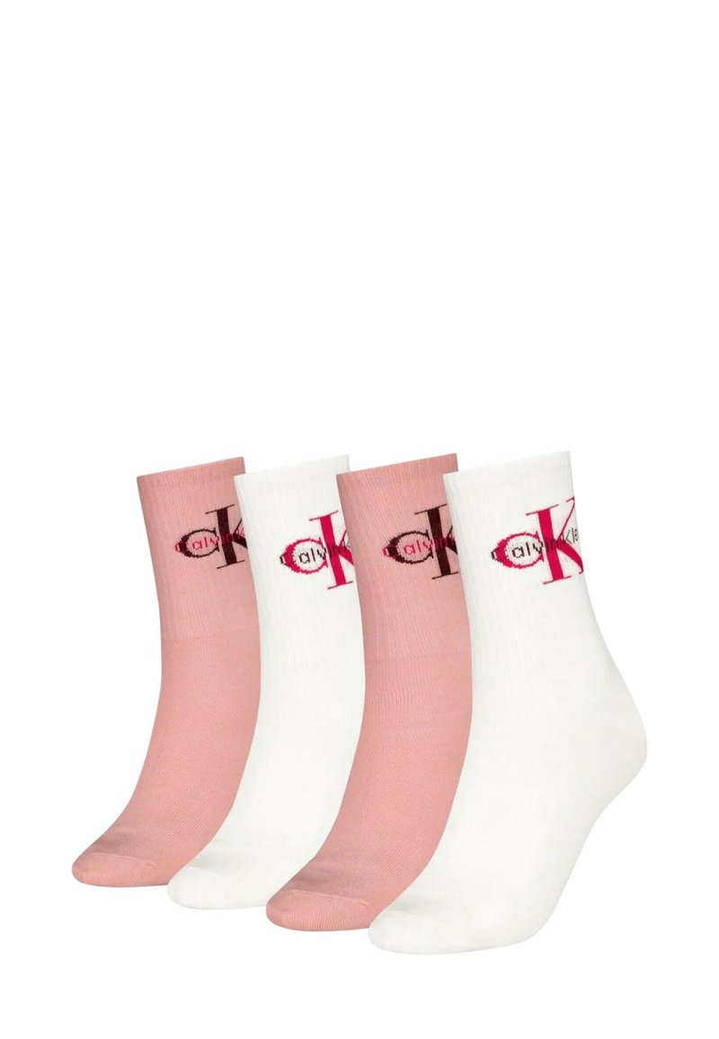 Tre paia di calzini: due rosa chiaro, uno bianco, tutti con un logo a colori contrastanti sull'esterno vicino al bordo.