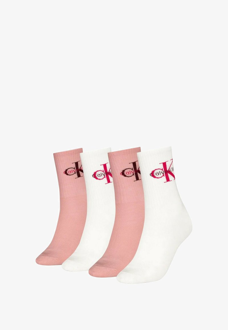 Tre paia di calzini: due rosa chiaro, uno bianco, tutti con un logo a colori contrastanti sull'esterno vicino al bordo.
