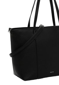 Borsa tote in pelle nera con superficie texturizzata, manici lunghi e cintura per spalla removibile. Presenta un logo discreto sul lato.