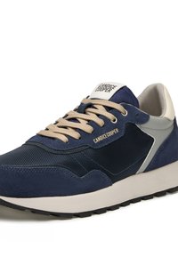 Sneaker blu navy con parte superiore in suede e mesh, lacci beige e tallone color crema. Presenta un design testurizzato e suola in gomma.