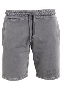 Shorts gris décontractés avec taille élastique, cordon de serrage, poches latérales et texte subtil "S.D." près de l'ourlet sur la jambe droite.