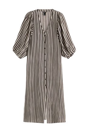 Sort-hvid midi-kjole med lodrette striber, V-hals, knapper foran og pufærmer i trekvart længde med elastiske manchetter.