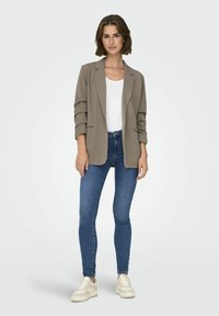JDY NORMAL GESCHNITTEN REVERSKRAGEN - Blejzr - walnut