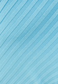 Ljusblått tyg med vertikalt ribbad struktur, med jämnt fördelade rader, mjuk och slät yta, minimal lyster, inget synligt mönster eller hårdvara.