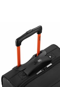 Valigia nera con manico telescopico arancione, chiusura a zip e logo. Caratterizzata da una presa imbottita e dettagli testurizzati sul corpo.