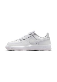 Biele kožené tenisky s textúrovanými akcentmi, okrúhlou špičkou, šnurovaním v prednej časti a plochou gumovou podrážkou s vzorovaným dezénom. Logo Nike na boku.