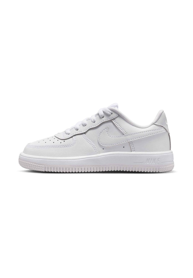 Biele kožené tenisky s textúrovanými akcentmi, okrúhlou špičkou, šnurovaním v prednej časti a plochou gumovou podrážkou s vzorovaným dezénom. Logo Nike na boku.