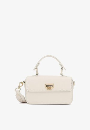 Fehér bőrtáska, strukturált kialakítással, arany színű szerelékkel, felső fogantyúval és levehető pánttal, díszítő elemekkel.