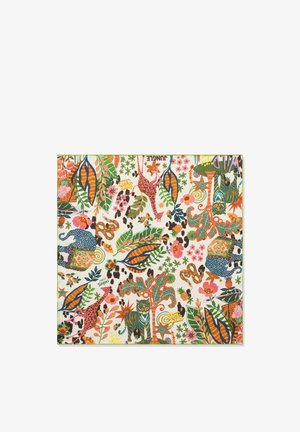 Quadratischer Stoff mit buntem Dschungelmuster, das Tiger, Elefanten, Giraffen, Schlangen, tropische Blätter und Blumen auf weißem Hintergrund zeigt.