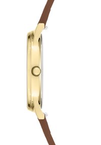 Boîtier de montre doré avec un bracelet en cuir marron. Forme ronde, finition polie, détail de couronne texturée sur le côté. Design minimaliste.