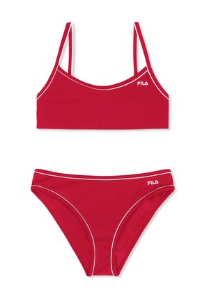 Bikini rosso a due pezzi con spalline sottili e bordino bianco, con loghi FILA sulla parte destra del reggiseno e sul lato sinistro dei pantaloncini.
