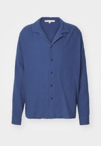 Camică albastră cu mânecă lungă, realizată dintr-un material texturat, are un guler îndoit, închidere cu butoane și butoane negre. Se potrivește într-un stil clasic și lejer.