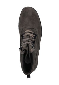 Grijze suède enkellaars met ronde neus, vetersluiting en zwarte rubberen zool. Voorzien van een trekband en een gewatteerde kraag voor comfort.