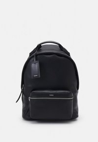 Zaino in pelle nera con finitura testurizzata, una tasca frontale con cerniera, doppie spalline e una maniglia superiore. Dotato di etichetta per bagaglio rimovibile.