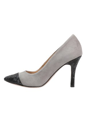 Szare zamszowe szpilki z czubkiem i obcasem w czarną teksturę, widok z boku na białym tle.