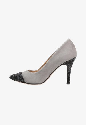 Escarpin en daim gris à talon haut avec un bout pointu texturé noir et un talon stiletto texturé noir assorti, vue de côté sur fond blanc.
