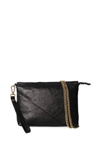 Pochette en cuir noir avec un motif diagonal en relief, une lanière de poignet amovible et un accent en chaîne dorée pour un port en bandoulière.