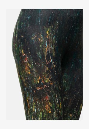 Czarne legginsy z teksturowanym abstrakcyjnym printem, z zielonymi, pomarańczowymi i niebieskimi plamami, nadającymi marmurkowy wygląd. Dopasowany krój.