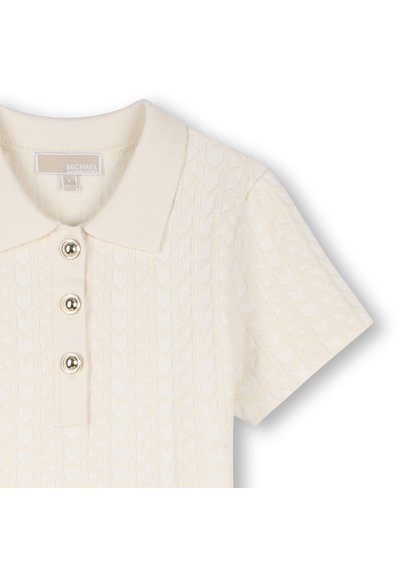 Kremfarvet polo med tekstureret strikmønster, korte ærmer og tre skinnende knapper foran.