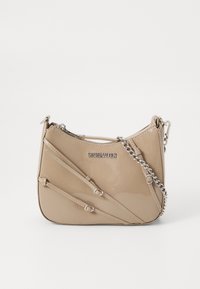 Borsa in pelle lucida beige con forma curva, caratterizzata da tre cinturini diagonali e una tracolla in catena argentata. Include una chiusura con zip e dettagli del logo.