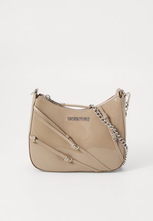 Borsa in pelle lucida beige con forma curva, caratterizzata da tre cinturini diagonali e una tracolla in catena argentata. Include una chiusura con zip e dettagli del logo.