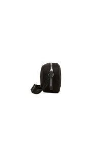 Borsa in tessuto nero dalla forma rettangolare, con chiusura a zip superiore e una tracolla regolabile. Materiale testurizzato e hardware minimale visibili.
