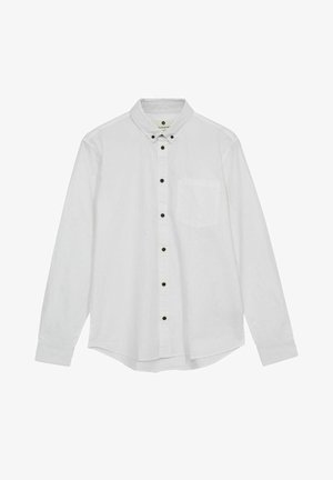 Fehér, hosszú ujjú ing, puha anyagból készült, gombos gallérral, fekete gombokkal és mellzsebbel rendelkezik. Az alja enyhén ívelt.