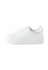 Sneaker bianco con accenti argentati, lacci piatti e suola spessa. Texture liscia con punta rotonda e design semplice. Elementi di stile minimalista.
