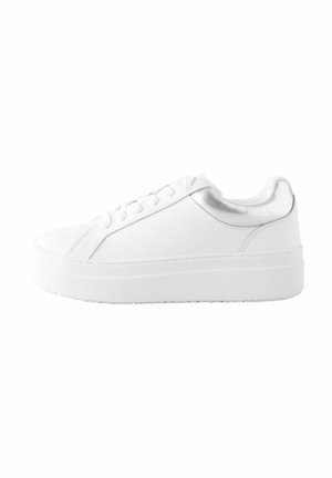 Weißer Sneaker mit silbernen Akzenten, flachen Schnürsenkeln und einer dicken Sohle. Glatte Textur mit rundem Zehenbereich und schlichtem Design. Minimalistische Stilelemente.
