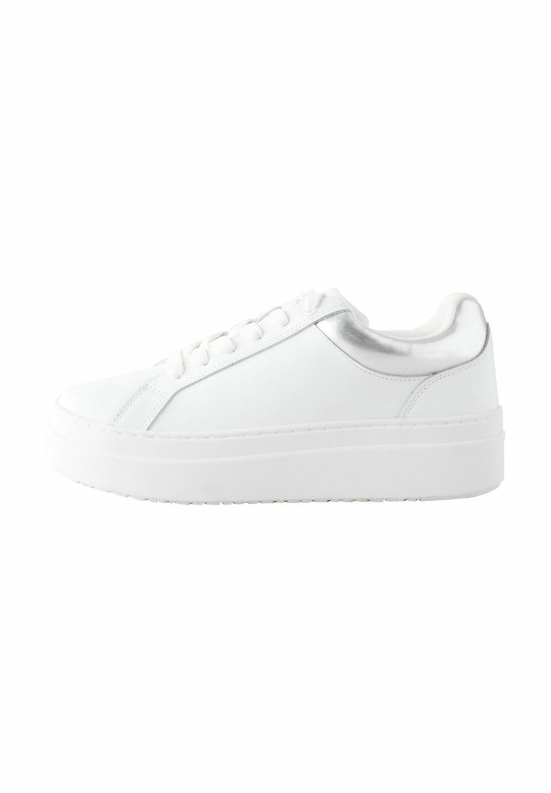 Sneaker bianco con accenti argentati, lacci piatti e suola spessa. Texture liscia con punta rotonda e design semplice. Elementi di stile minimalista.