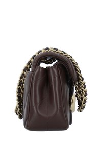 Sac à main en cuir brun avec un design matelassé, doté d'une bandoulière en chaîne dorée et d'une forme rectangulaire structurée.