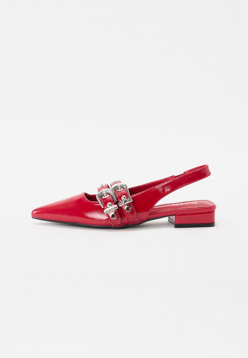 Scarpa slingback in vernice rossa con punta affilata, caratterizzata da due fibbie argentate e un tacco basso a blocco. Texture liscia e lucida.