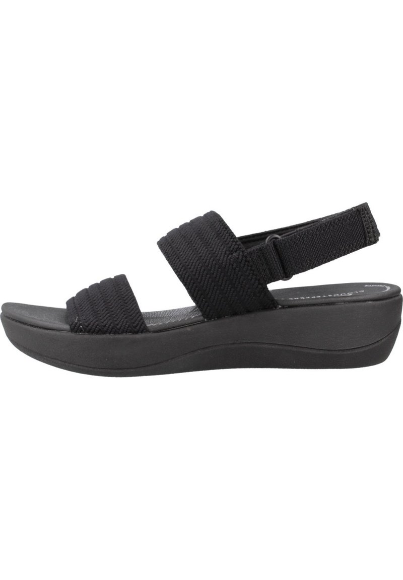 Zwarte wedge-sandalen met twee brede stoffen banden en een verstelbare achterkant. De zool is textuur en biedt een lichte verhoging.