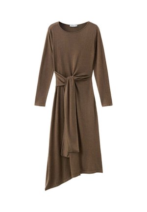 Robe midi marron à manches longues avec encolure ronde et ourlet asymétrique, avec une ceinture en tissu nouée à la taille.