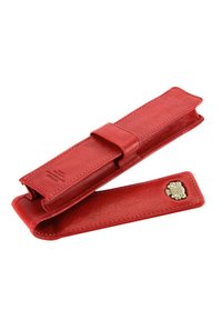Rode leren penneet met een gladde textuur, voorzien van een klep-sluiting en een geperst logo-detail. Compact rechthoekig van vorm met nette stiksels.