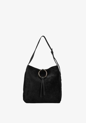 Bolso de hombro de ante negro con un adorno circular de herrajes dorados y un detalle de correa negra anudada. Presenta una textura suave y mate y un diseño espacioso.