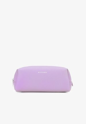 Bolso de cosméticos texturizado en color púrpura con forma redondeada y hardware plateado. Presenta un logo discreto en la parte frontal y cierre de cremallera.
