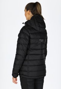 Czarna kurtka puchowa z pikowanym wzorem, odpinanym kapturem i małym logo z tyłu. Gładka tekstura i dopasowany kształt.