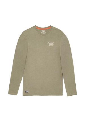 Chemise à manches longues en vert olive, en coton, col rond, avec un patch logo blanc et un accent orange au niveau du col.