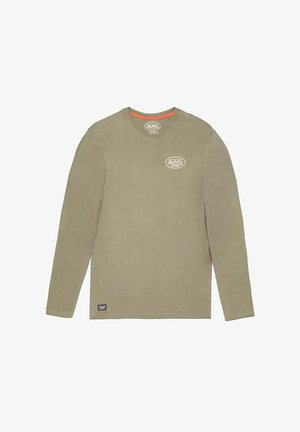 Chemise à manches longues en vert olive, en coton, col rond, avec un patch logo blanc et un accent orange au niveau du col.