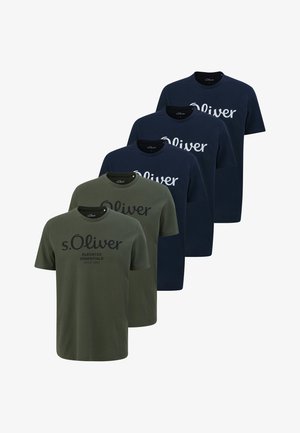 Fem s.Oliver T-shirts med rund hals, tre i marineblå og to i olivengrøn, arrangeret i et forskudt overlapningsmønster.