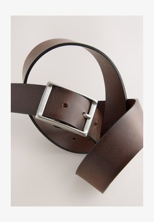 Brauner Leder Gürtel mit glatter Oberfläche, ausgestattet mit einer silbernen Metallschnalle und mehreren Löchern zur Größenanpassung.