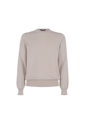 Maglione a maglia beige chiaro con maniche lunghe, polsini e orlo a coste, e un piccolo logo sul petto. Texture liscia, design a girocollo.