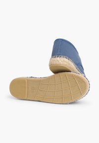 Espadrilles in tessuto blu con suola in giuta, caratterizzate da un fondo piatto in gomma e una superficie testurizzata per garantire la presa. Etichetta della taglia visibile.