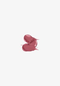 Échantillons de crème rose avec une texture lisse et brillante, se chevauchant en forme de cœur sur un fond blanc.