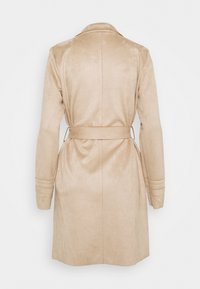 Trench-coat en daim beige avec manches longues, ceinture à la taille et détails de couture sur les poignets, vu de dos sur fond blanc.