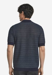 Gebreide polo met korte mouwen in marineblauw met gestructureerde horizontale strepen en een geribde kraag. Heeft een klassieke pasvorm en een soepele stof.